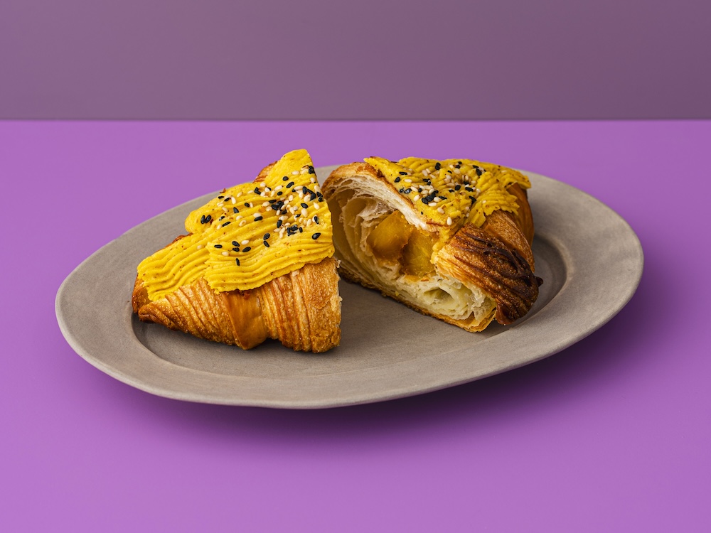 「ROKUMEI COFFEE CO.」のグランスタ限定「安納芋のクロワッサン・オ・ザマンド」1個・税込み480円（テイクアウト）