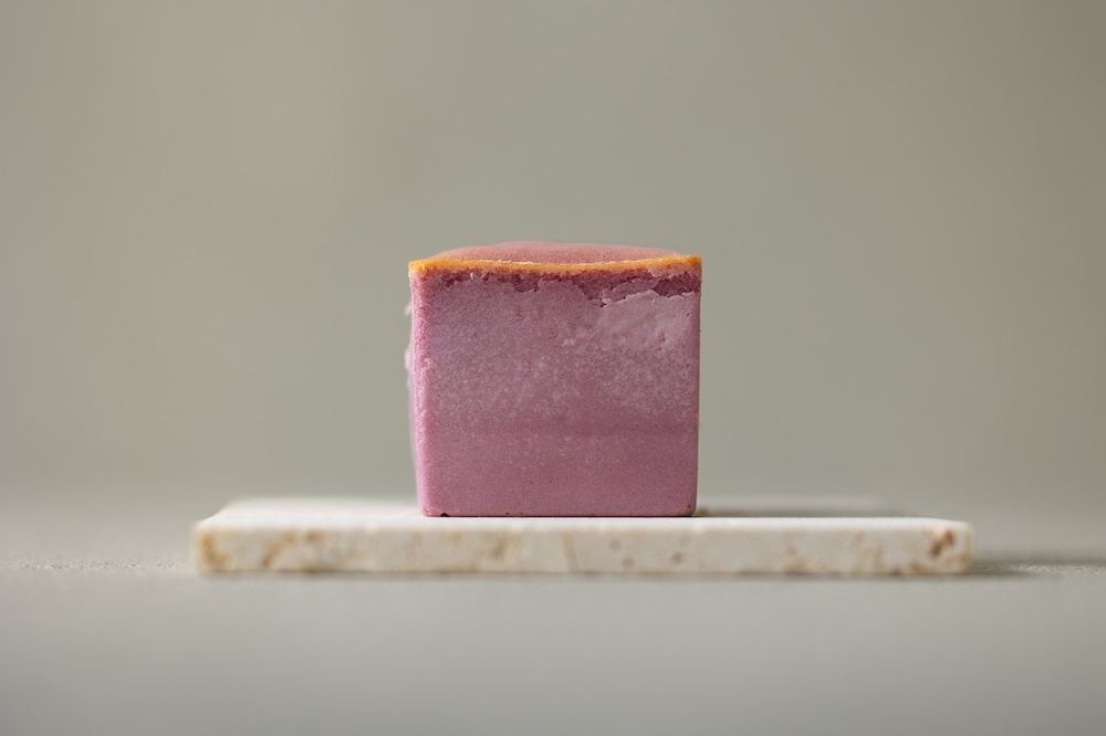 「WEEKEND' CHEESECAKE -紫芋- Cube」税込み550円