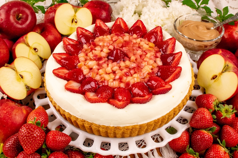 「紅玉とイチゴのタルト ～チョコレート風味～」1ピース・税込み1,500円、ホール・税込み15,000円