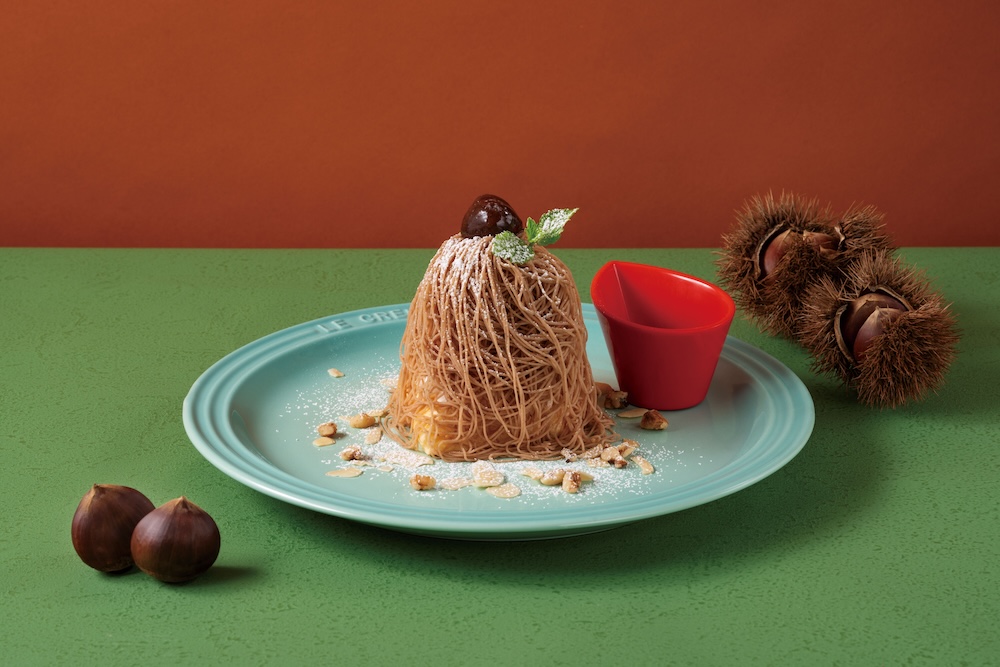 「むさしの森珈琲」の「イタリア栗の絞りたてモンブランのちいさな冷やしパンケーキ」税込み1,078円〜1,298円