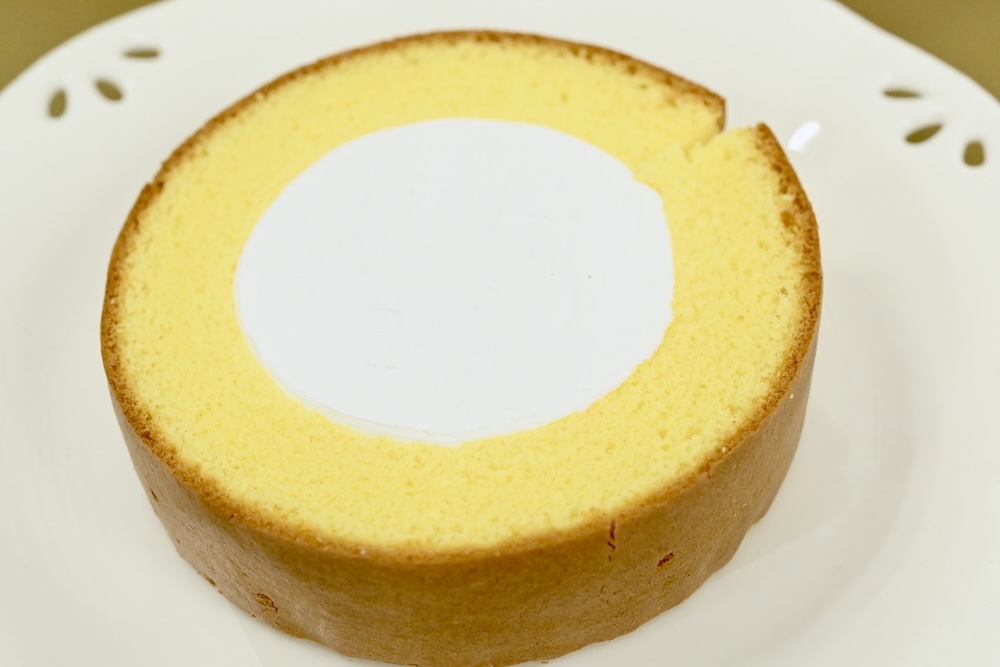 10月13日より発売される「生クリームロールケーキ」税込み213円