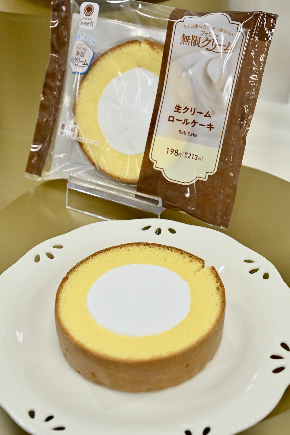10月13日より発売される「生クリームロールケーキ」税込み213円