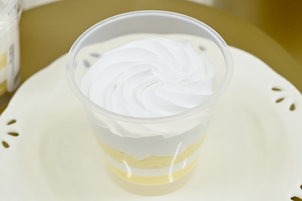 10月13日より発売される「ほぼクリームのケーキ」税込み248円