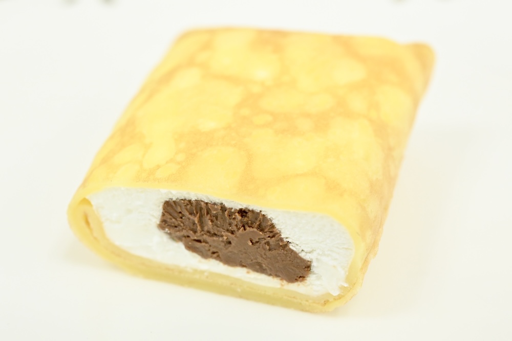 10月20日よりリニューアル発売される「ファミマ・ザ・クレープ 生チョコ」税込み270円