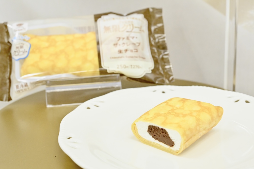 10月20日よりリニューアル発売される「ファミマ・ザ・クレープ 生チョコ」税込み270円
