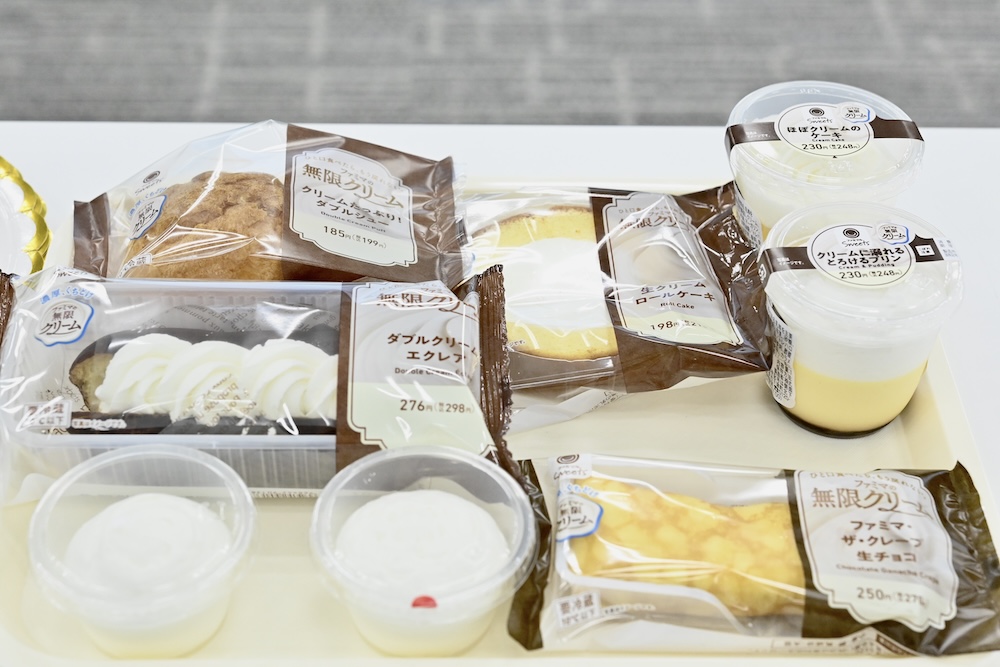 「ファミマの無限クリーム、誕生！」キャンペーン発表会・試食会にて展開されたスイーツ各種