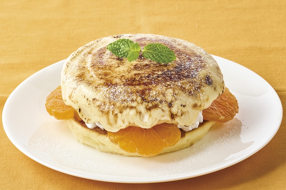 「ジョナサン」の「八天堂とろけるカスタードくりーむのブリュレパンケーキ（早生みかん）」税込み989円