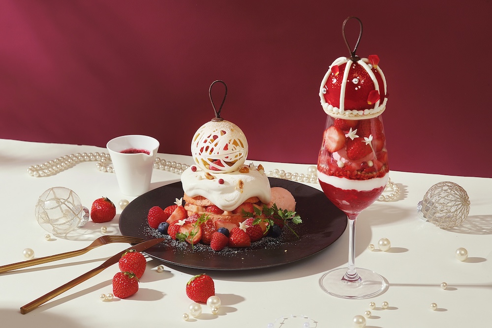 左から「ストロベリーオーナメントパンケーキ」、「ストロベリールージュパフェ」