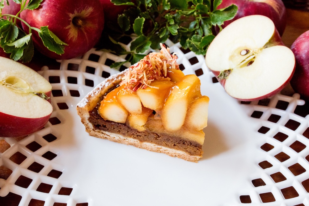 静岡・浜松限定「長野県産 “六識園”リンゴのタルト」1ピース・税込み1,340円、ホール・税込み10,720円