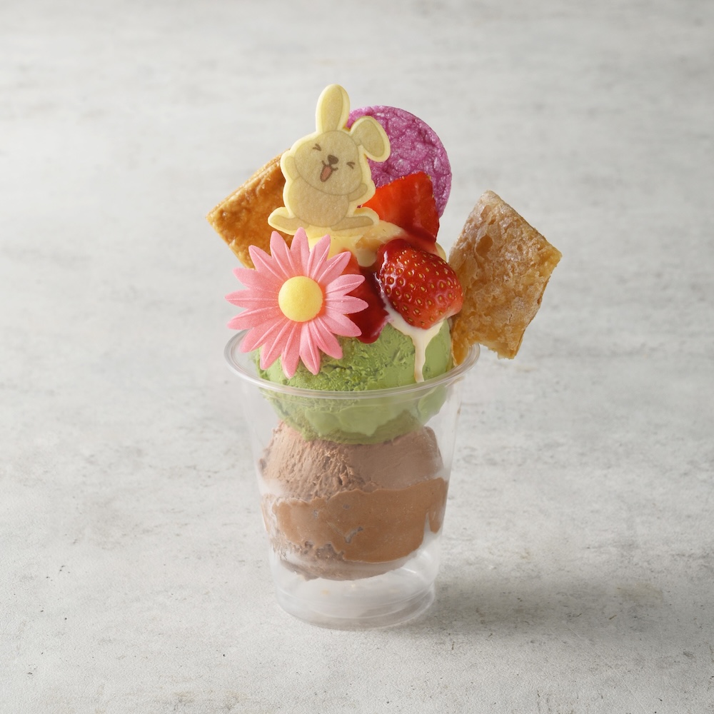 「パティスリーヨシノリアサミ（PÂTISSERIE Yoshinori Asami）」の「ラッピー いちごのミルフィーユパフェ」税込み1,650円
