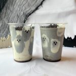 「Myおばけの黒ゴマラテ」および「ミルクラテ」各・税込み850円
