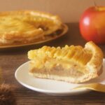 「りんごを食べるアップルパイ マロン」イメージ
