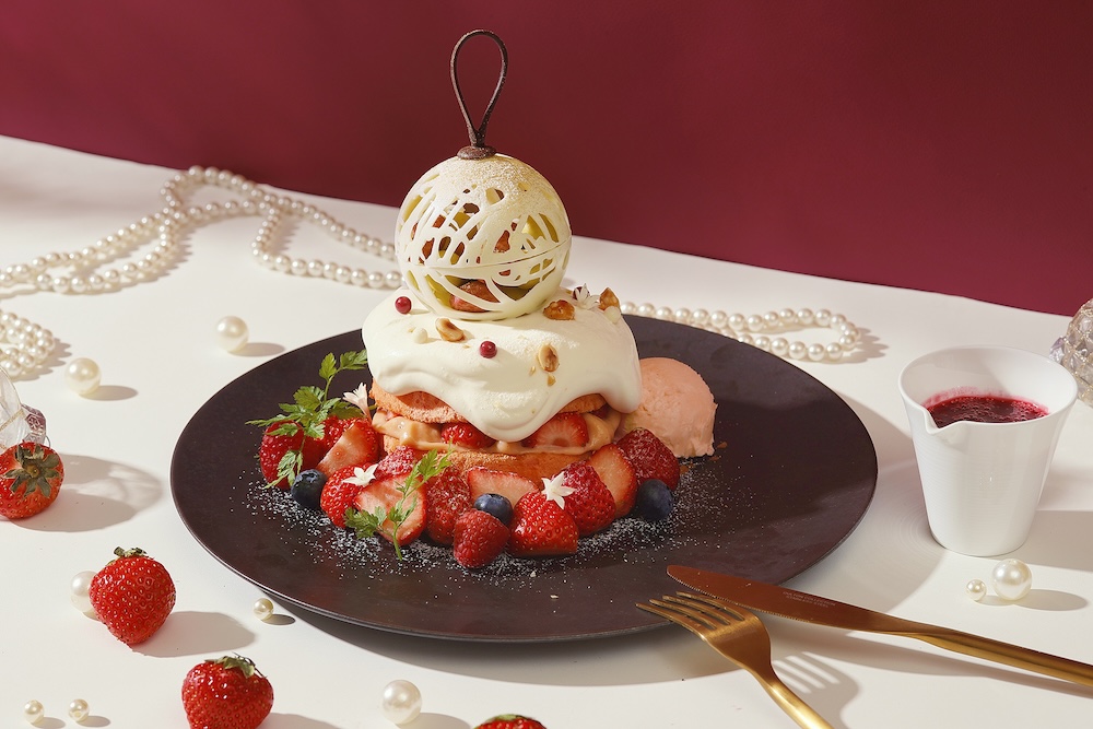 「ストロベリーオーナメントパンケーキ」税込み3,850円（別途サービス料）