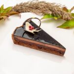 京都限定「朝顔型 チョコレートとラズベリーのタルト 〜千雅〜」1ピース・税込み1,140円、ホール・税込み11,400円