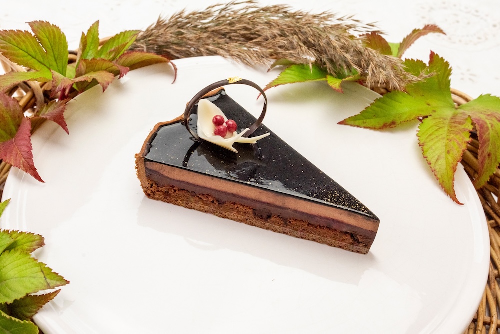 京都限定「朝顔型 チョコレートとラズベリーのタルト 〜千雅〜」1ピース・税込み1,140円、ホール・税込み11,400円