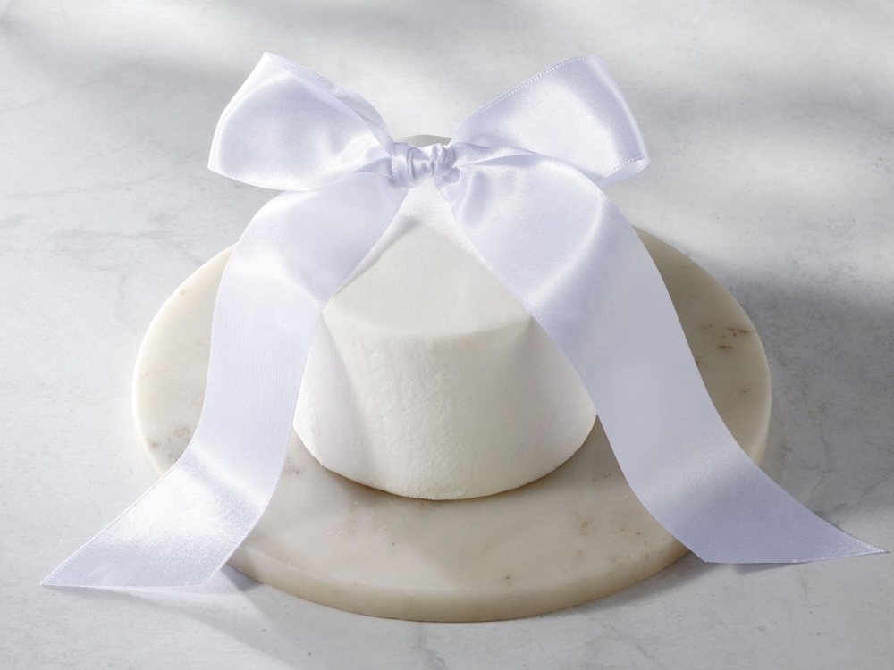 「小嶋栞監修 ACAI RIBBON NOEL アサイーと彩りフルーツのヨーグルトクリームケーキ」税込み3,780円
